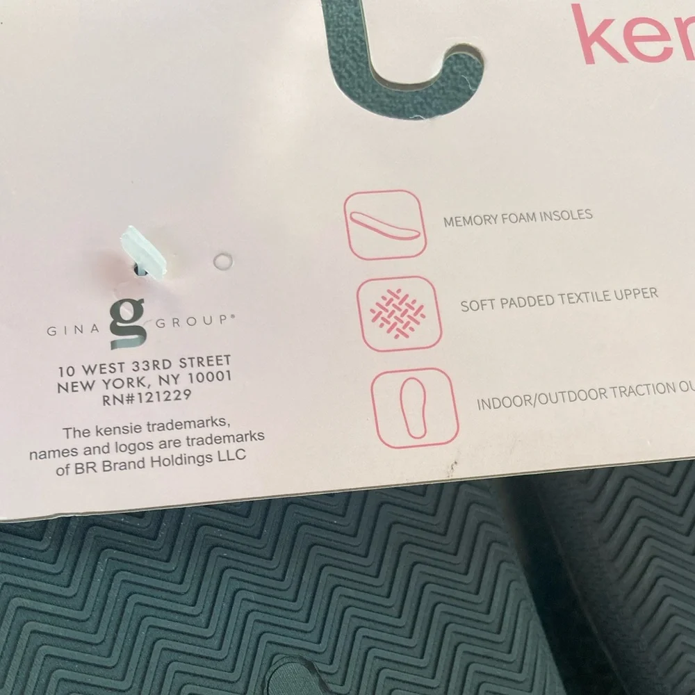 NWT Kensie Black Fuzzy Winking Smiley Face Houseshoe Slippers Size 9 Large - Picture 5 of 7